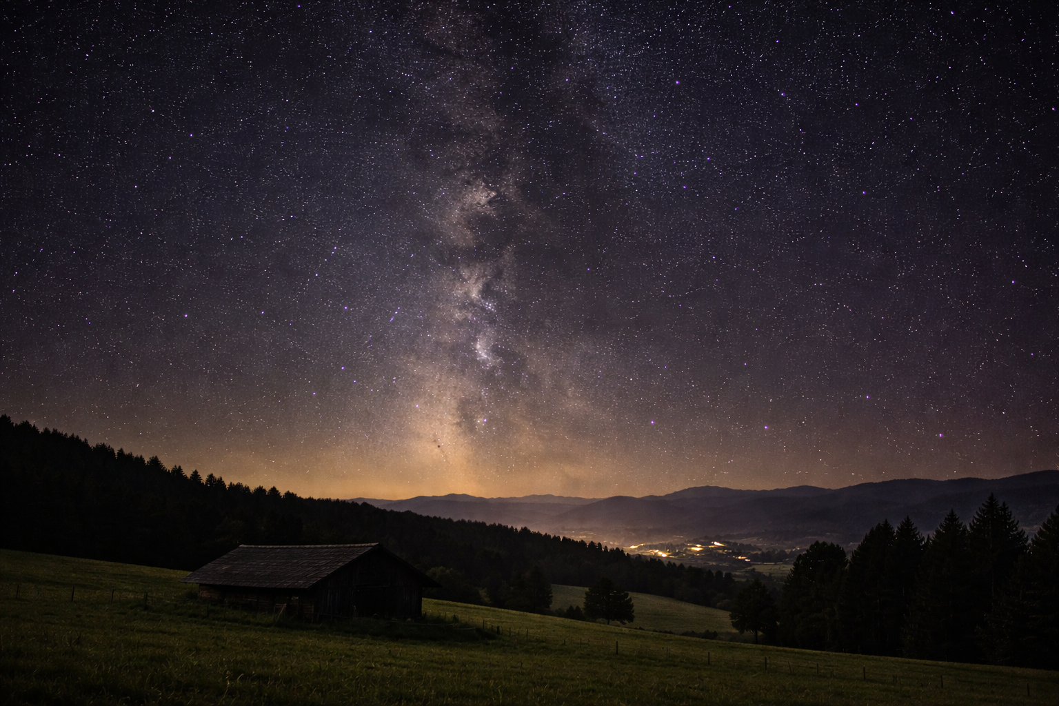 Natürlicher Nachthimmel ohne Lichtverschmutzung in ländlicher Landschaft