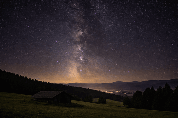 Natürlicher Nachthimmel ohne Lichtverschmutzung in ländlicher Landschaft