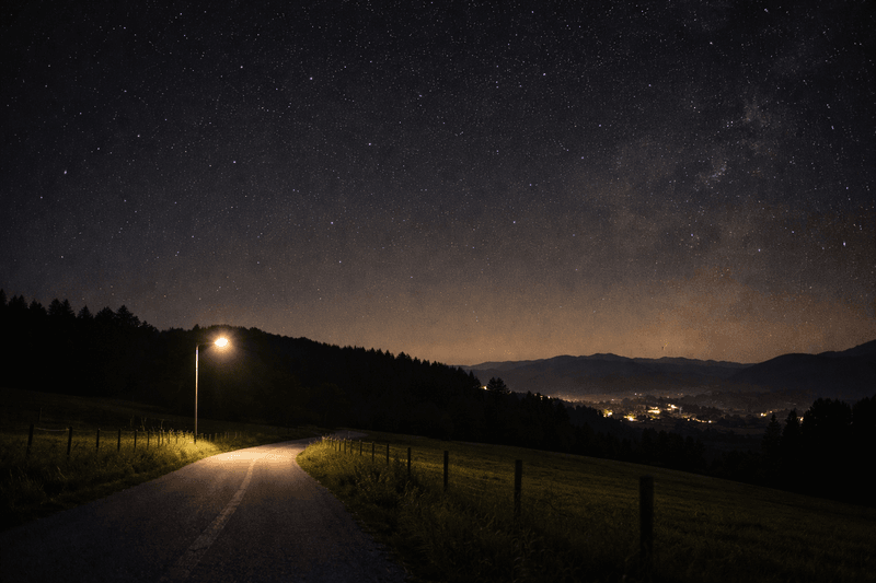 Strassenbeleuchtung bei Nacht als Beispiel für gezielte und reduzierte Lichtnutzung
